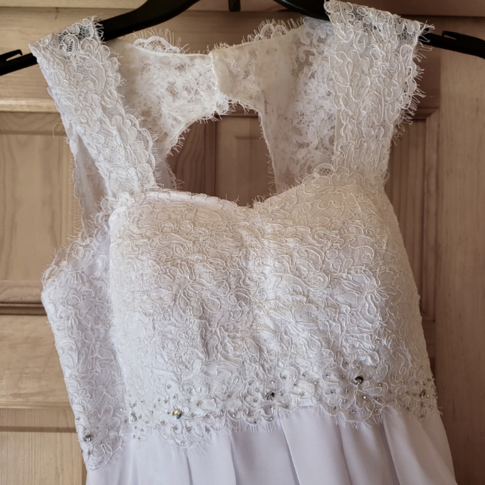 Keyhole Back Wedding Dress